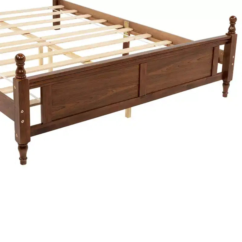Letto a piattaforma Queen Pine in legno con pediera a pannelli, marrone