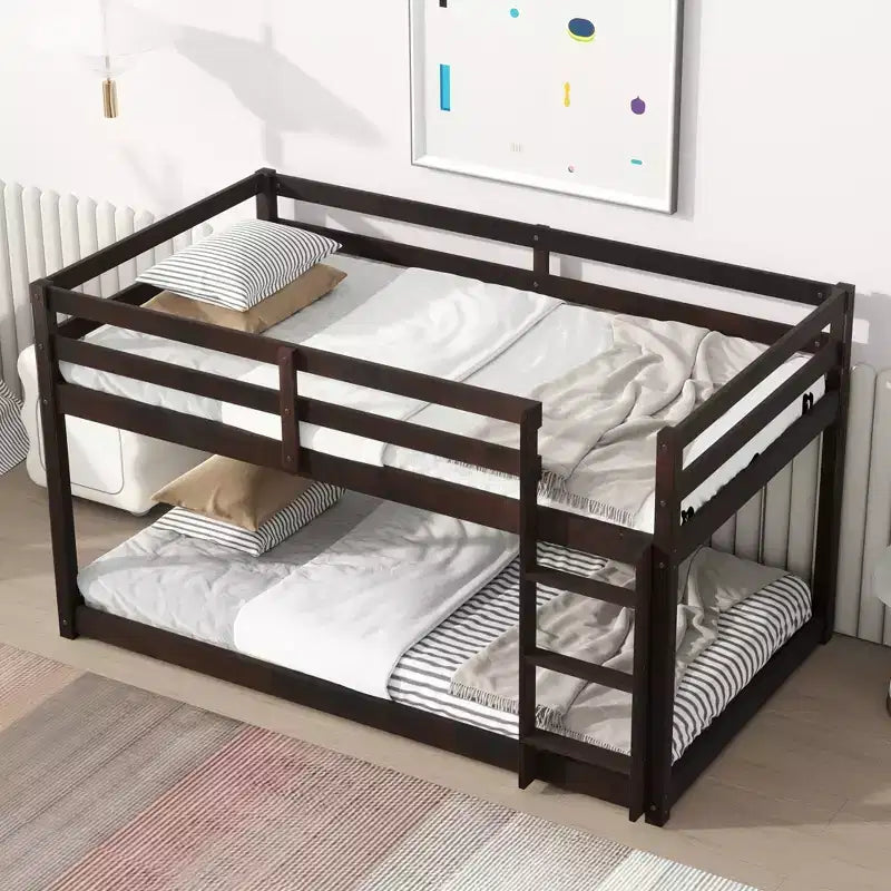 Letto a castello singolo in legno massello con scaletta e doghe rinforzate, marrone