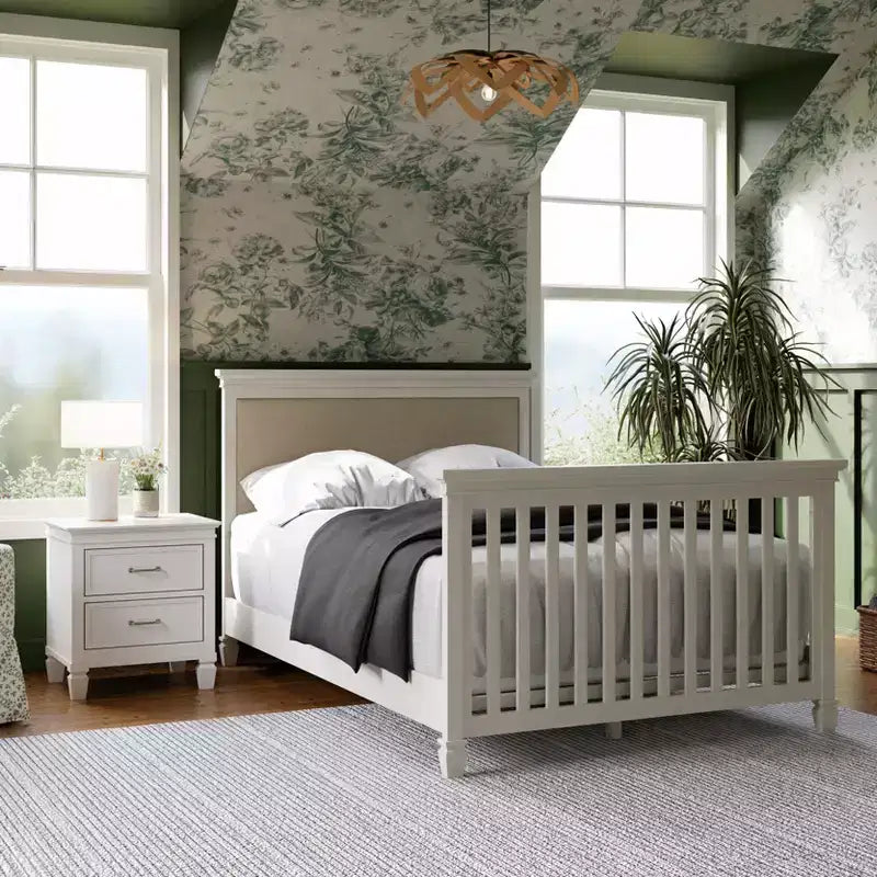 Culla convertibile 4-in-1 con sponda per bambino, noce e bianco, certificata Greenguard Gold